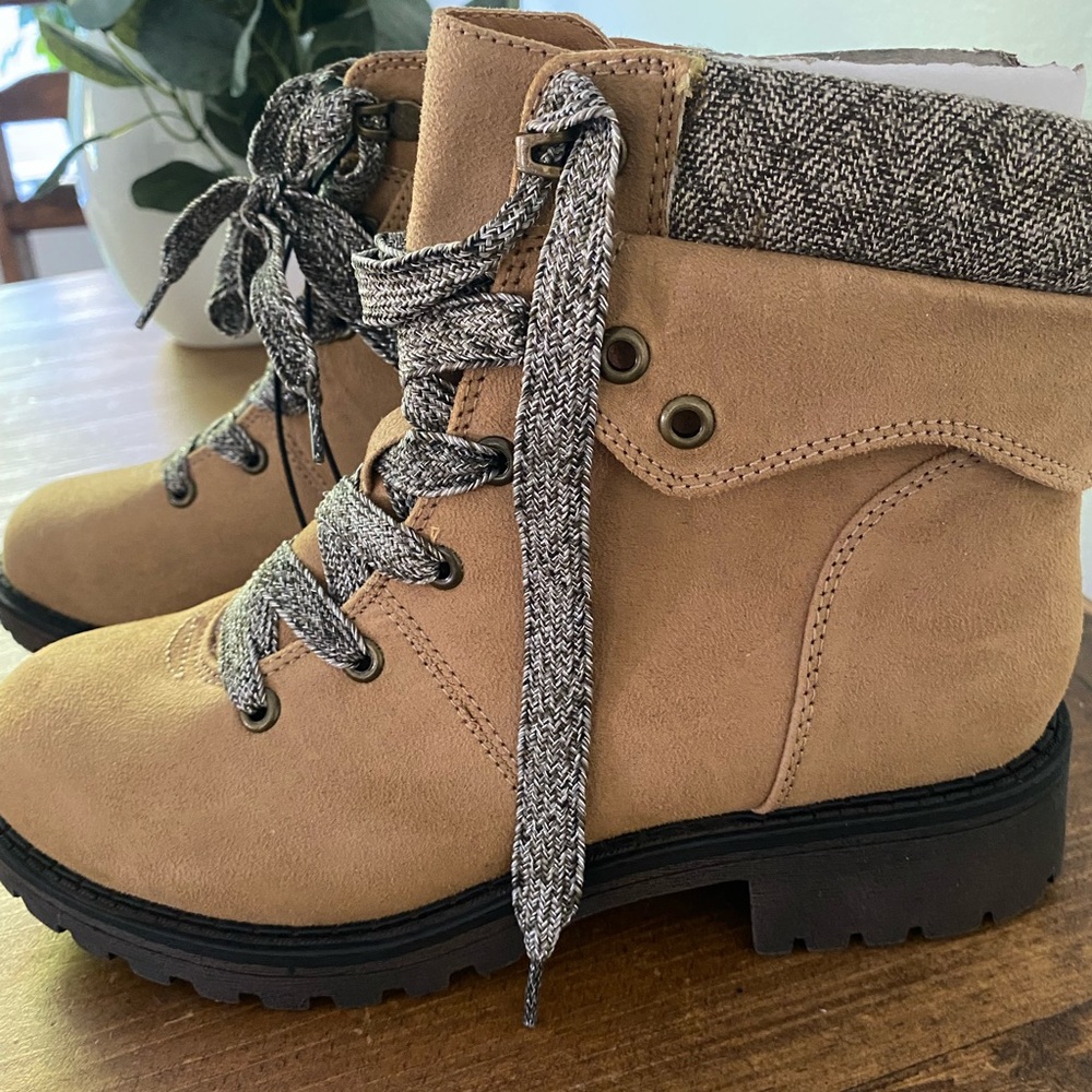Tan Pop Hiking Boots, Size 7.5